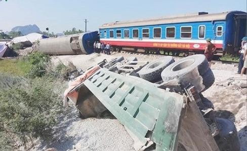 Vụ lật tàu hỏa: Khởi tố vụ án, khởi tố bị can, bắt tạm giam hai nhân viên gác chắn