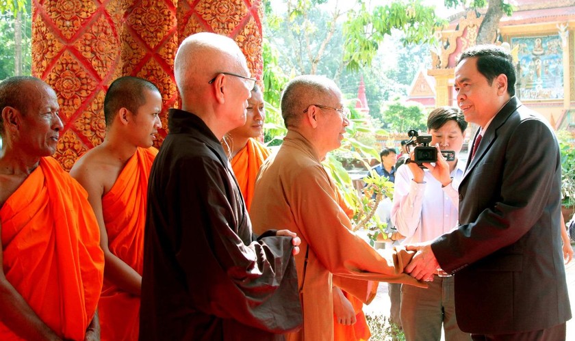 Chủ tịch UBTƯMTTQ Việt Nam Trần Thanh Mẫn thăm hỏi các vị Hòa thượng, Thượng tọa, Đại đức, Sư sãi, Achar tại chùa Prếk On Đớk.
