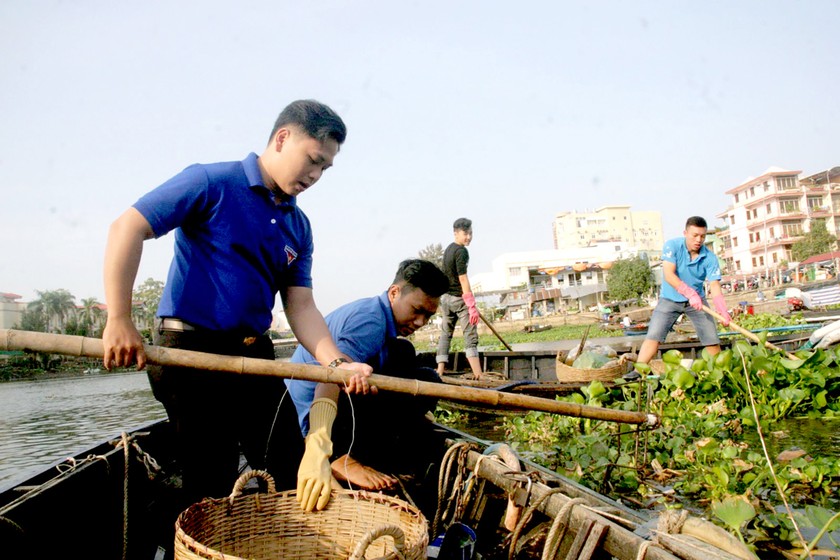 Nhiều hoạt động vớt rác trên sông, khai thông mương rạch cũng chỉ là biện pháp “ngọn” để bảo vệ môi trường