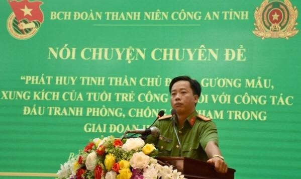 Trung tá Hoàng Ngọc Đạo - Phó Trưởng phòng Cảnh sát hình sự Công an tỉnh Bạc Liêu (PC45) chia sẻ kinh nghiệm công tác điều tra tội phạm cho đoàn viên, thanh niên Công an tỉnh