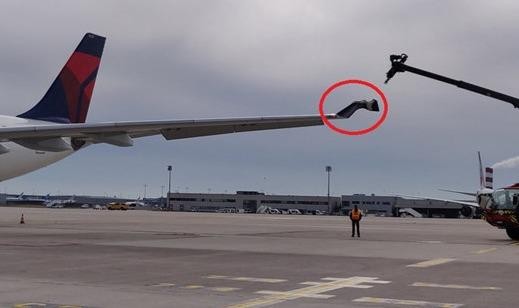 Hai máy bay chở khách va chạm tại sân bay