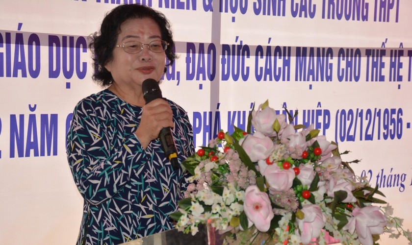 Bà Trương Mỹ Hoa giao lưu, trò chuyện với các bạn trẻ, đoàn viên, thanh niên, sinh viên, học sinh tại buổi lễ. 