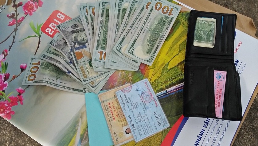 Trả lại 3.000 USD cho hành khách để quên ví trên tàu