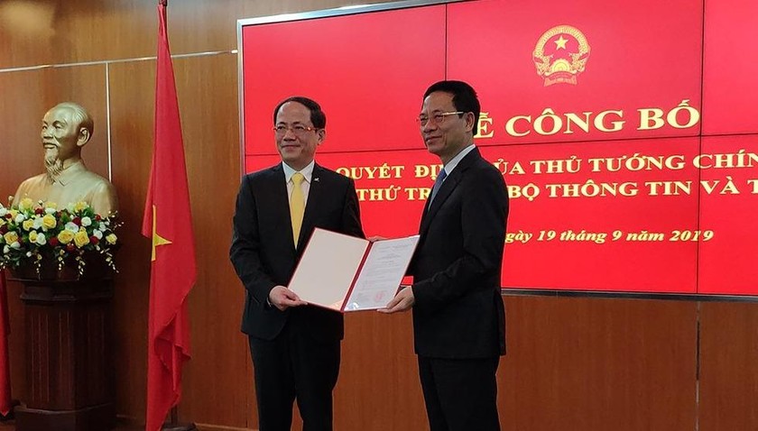 Bộ trưởng Bộ TT&TT Nguyễn Mạnh Hùng trao quyết định bổ nhiệm ông Phạm Anh Tuấn, giữ chức Thứ trưởng Bộ TT&TT.