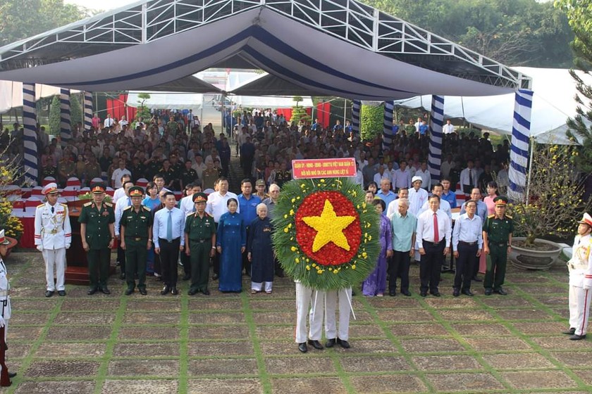 Lễ dâng hương tưởng niệm các anh hùng liệt sĩ.