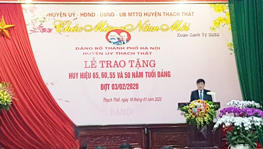 Thạch Thất tổ chức Lễ trao huy hiệu cho Đảng viên cao tuổi