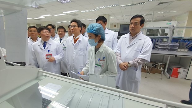 Phó Thủ tướng Vũ Đức Đam kiểm tra công tác phòng chống dịch tại Bệnh viện Bệnh Nhiệt đới Trung ương. (Ảnh: PV/Vietnam+