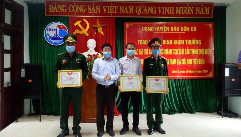 Lãnh đạo huyện đảo Cồn Cỏ trao giấy khen cho các cá nhân có công cứu hộ ngư dân trên biển.