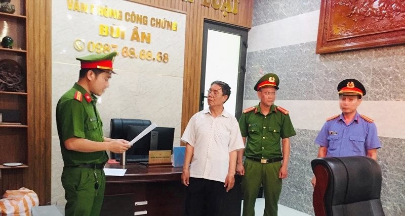 Bắt tạm giam công chứng viên liên quan đến vụ làm giả sổ đỏ