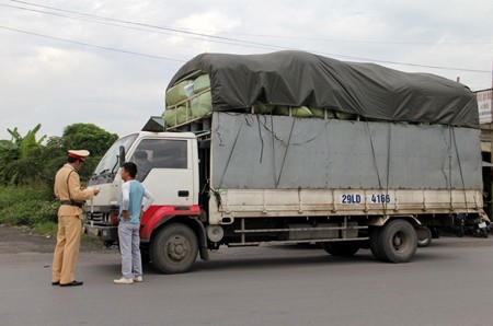 “Chống lưng” xe quá tải 