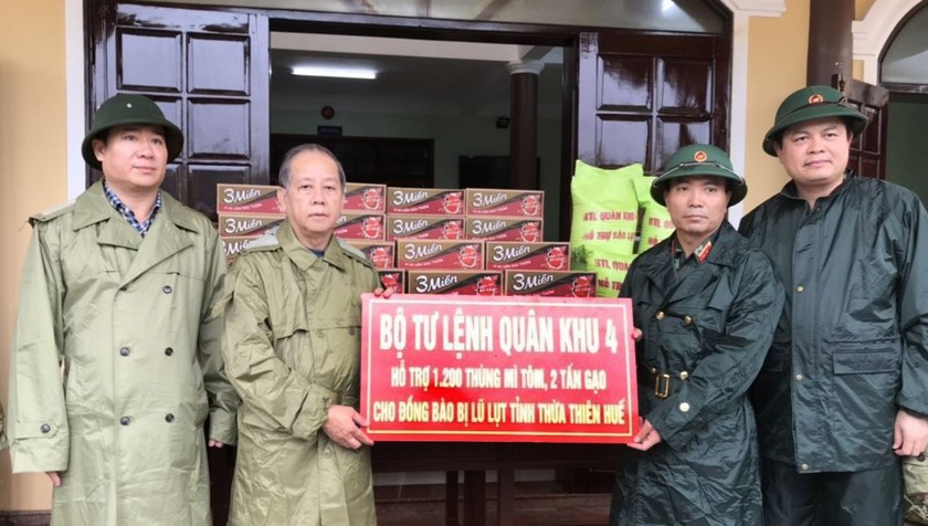 Bộ Tư lệnh Quân khu 4 tặng quà cho đồng bào lũ lụt tỉnh Thừa Thiên - Huế.  (Ảnh: Báo Quân khu 4)

