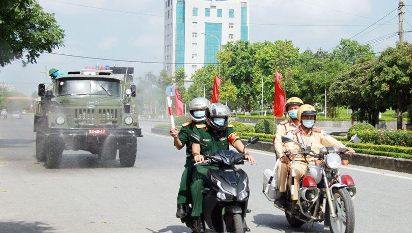 Các địa phương áp dụng 'biện pháp mạnh' để chống dịch