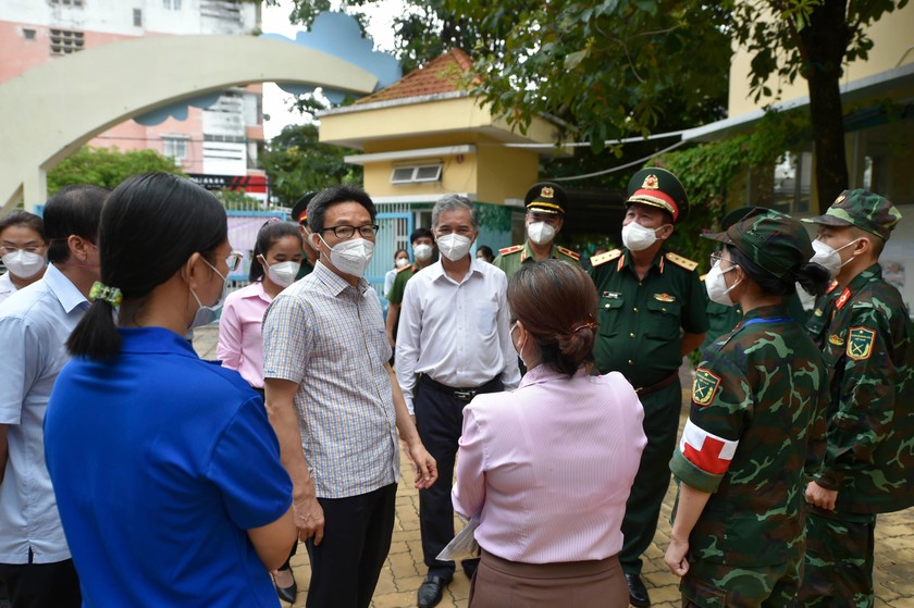 Phó Thủ tướng Vũ Đức Đam thị sát Trạm Y tế lưu động Phường 11, Quận 6 sáng 26/8.