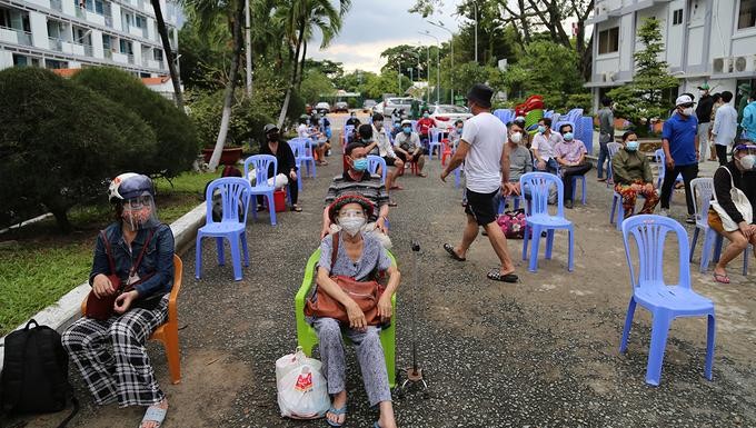  Người dân ở vùng nguy cơ cao tại quận Bình Thạnh được di dời về khách sạn Công đoàn chiều 26/8. (Ảnh: Đình Văn)