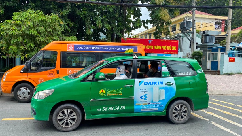 Một xe taxi chuyên vận chuyển F0 tại BV điều trị COVID-19 Thủ Đức. 