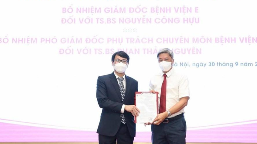 Thứ trưởng Bộ Y tế trao quyết định bổ nhiệm tân Giám đốc Bệnh viện E cho TS.BS Nguyễn Công Hựu.