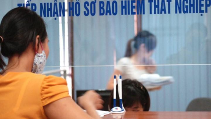  Bảo hiểm thất nghiệp chia sẻ gánh nặng với người lao động mất việc làm vì đại dịch.