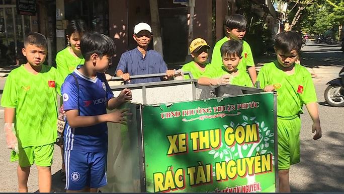 Các em nhỏ trong một cuộc thi tái chế rác thải.