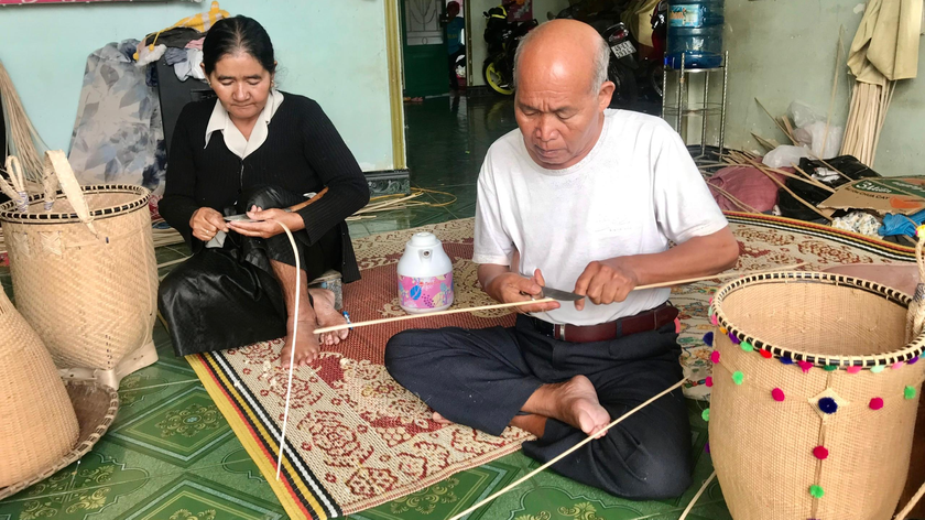 Vợ chồng ông Ya Hiêng luôn cùng nhau đan gùi.