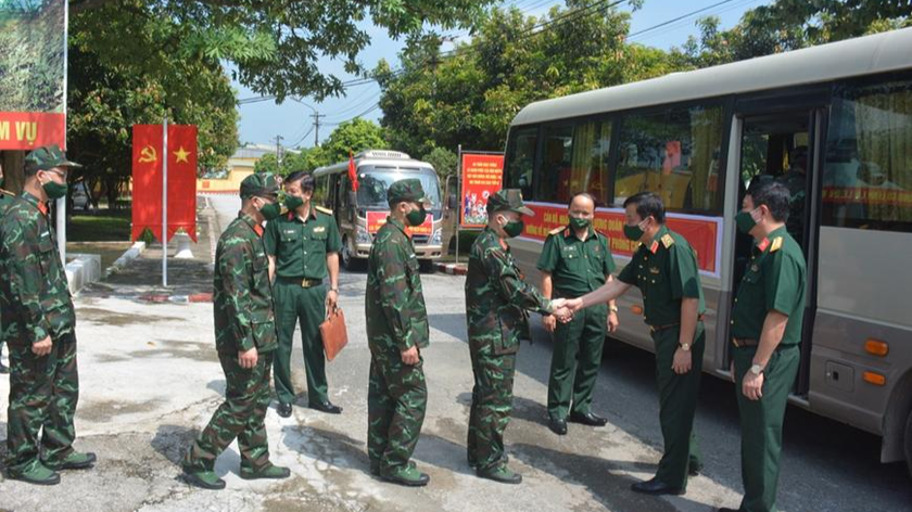 Bác sĩ, học viên, nhân viên quân y tăng cường giúp các địa phương phòng chống dịch COVID-19.