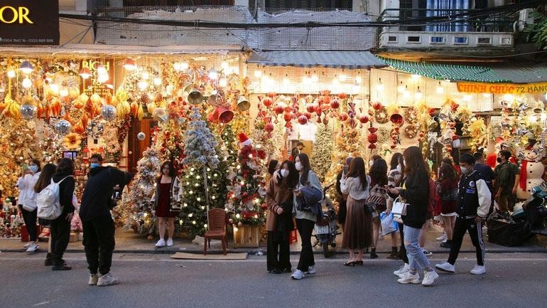 Hà Nội lo ngại nguy cơ lây lan dịch bệnh trong dịp Lễ Noel và Tết Dương lịch 2022.