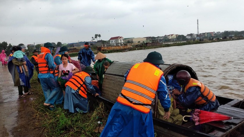 Các chiến sĩ đang thực hiện công tác cứu hộ người dân vùng lũ.