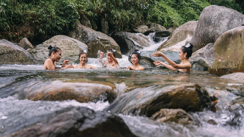 Các sơn nữ tắm tiên.