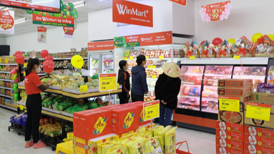 Siêu thị WinMart+ đầy ắp hàng hoá phục vụ nhu cầu Tết của người dân