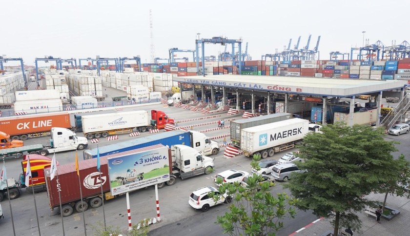 Vận chuyển container vào cảng Tân Cảng Cát Lái, TP Hồ Chí Minh. 