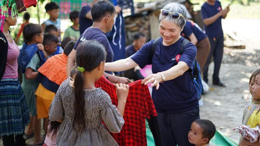 Bác sỹ Khuất Thị Hải Oanh và các cộng sự trong một chuyến công tác tại Tây Nguyên. 