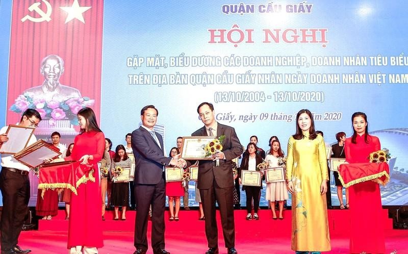 Lãnh đạo quận Cầu Giấy khen thưởng các doanh nghiệp tiêu biểu trên địa bàn quận. 