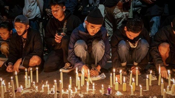 Người Indonesia thắp nến cầu nguyện cho nạn nhân thiệt mạng trong thảm kịch ở bóng đá ở Indonesia ngày 1/10. 