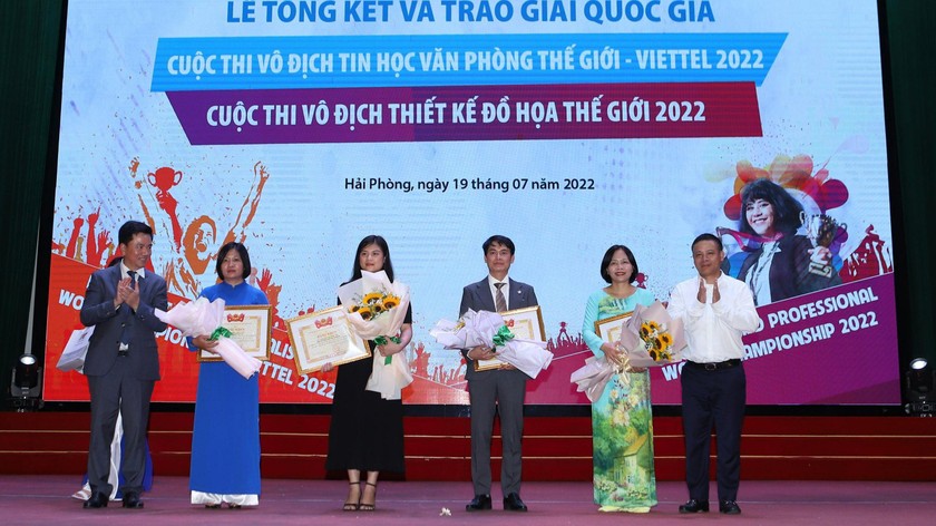 Thầy Đào Hải Tiệp (đứng giữa) tại lễ Tổng kết và trao giải quốc gia cuộc thi Tin học Văn phòng thế giới- Viettel 2022.