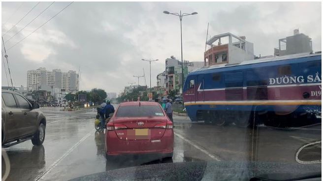 Sự cố đầu máy tàu hỏa lao đến đường ngang nhưng chắn vẫn chưa kịp đóng tại TP Hồ Chí Minh. 