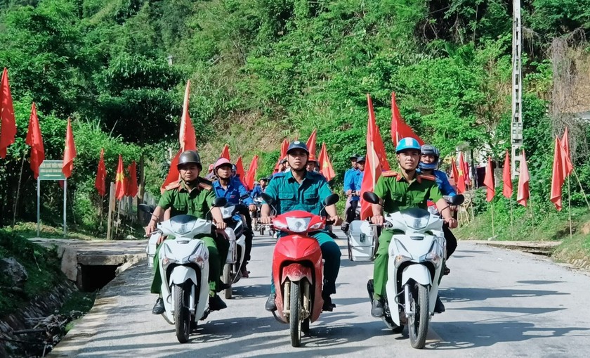 Lực lượng Công an, Biên phòng Nghệ An đến từng bản làng để tuyên truyền, phổ biến pháp luật tới bà con. 