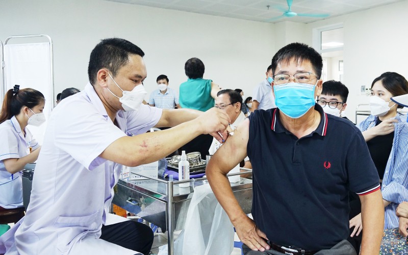 Cần đẩy mạnh tiêm vaccine phòng COVID-19 trong thời gian tới. (Ảnh minh họa)