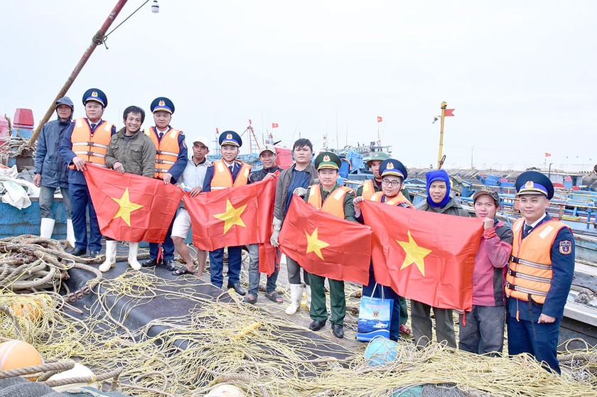 Thời gian qua, cùng với hoàn thành tốt nhiệm vụ tuần tra, kiểm tra, kiểm soát, duy trì thực thi pháp luật trên khu vực biển Bắc Trung Bộ, Hải đội 102, Bộ Tư lệnh Vùng Cảnh sát biển 1 luôn tích cực, chủ động trong việc tham gia tìm kiếm cứu nạn, cứu hộ, ứng phó sự cố thiên tai.