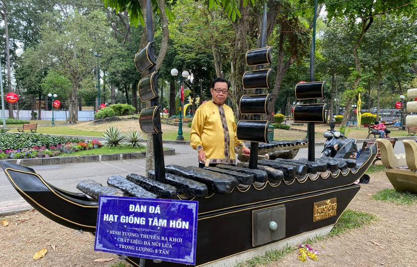 Bộ đàn đá “Hạt giống tâm hồn” với hình tượng thuyền vượt sóng. Kích thước: 3,2m - 0,9m - 0,6m, nặng 5 tấn. Chất liệu: đá núi lửa. 