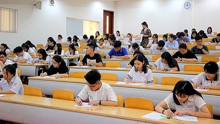 Áp lực từ những kỳ thi riêng đại học