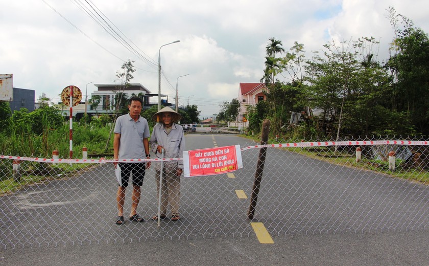 Hai đầu đoạn đường qua đất hộ ông Trần Luôn bị dùng lưới sắt, dây rào lại. 