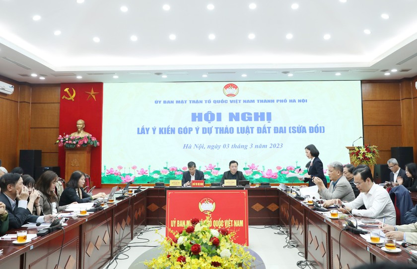 Quang cảnh Hội nghị lấy ý kiến góp ý dự thảo Luật Đất đai tại Hà Nội.