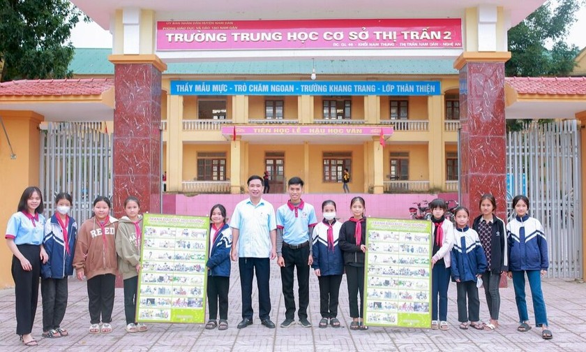 Niềm vui của thầy giáo và các em học sinh khi đón nhân các bức tranh giáo dục đạo đức học đường