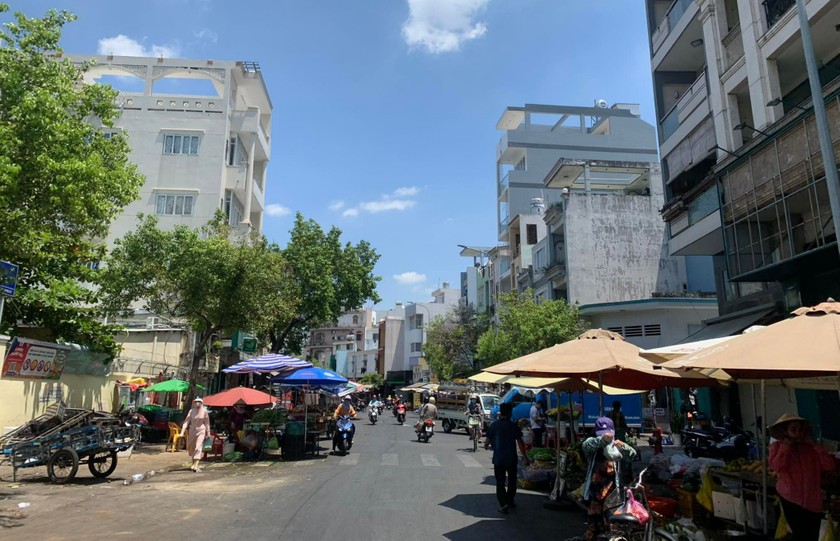  Một khu vực chợ tự phát ở Gò Vấp, TP HCM. (Ảnh: N.Mai) 