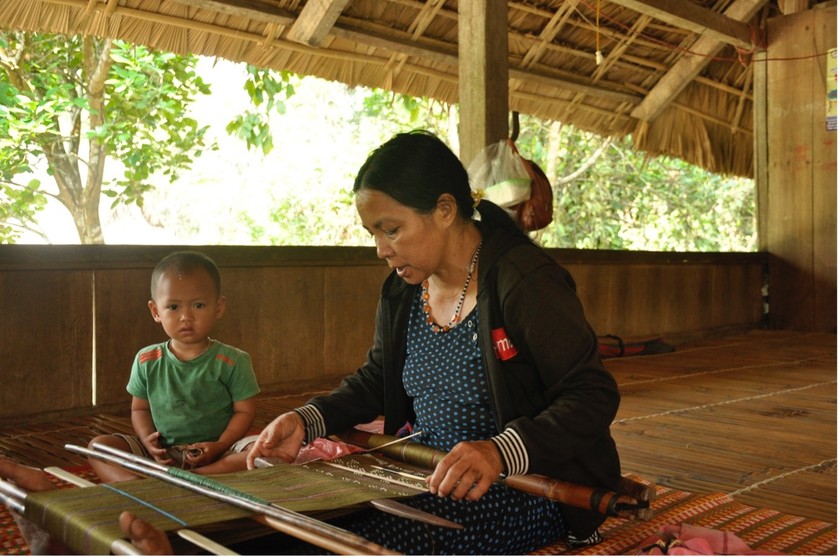  Người phụ nữ Cơ Tu xã Tabhing, huyện Nam Giang dệt thổ cẩm truyền thống. (Ảnh: Ngô Việt Anh) 