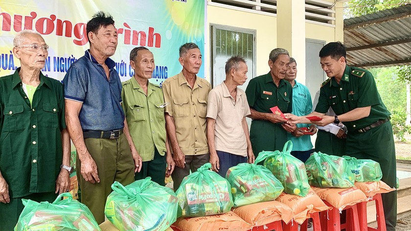 Thiếu tá Bùi Ngọc Thiệp, Chính trị viên Đồn Biên phòng Mỹ Thạnh Tây tặng quà cho gia đình thương bệnh binh và thân nhân gia đình Liệt sỹ trên địa bàn 03 xã Mỹ Thạnh Tây, Mỹ Bình và Bình Hòa Hưng, huyện Đức Huệ.