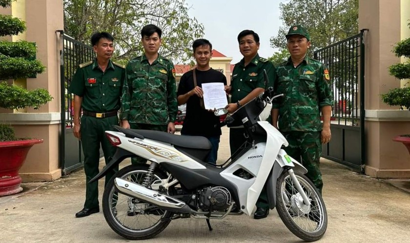 Thiếu tá Huỳnh Công Thinh, Phó Đồn trưởng trao trả tài sản bị mất cho công dân.