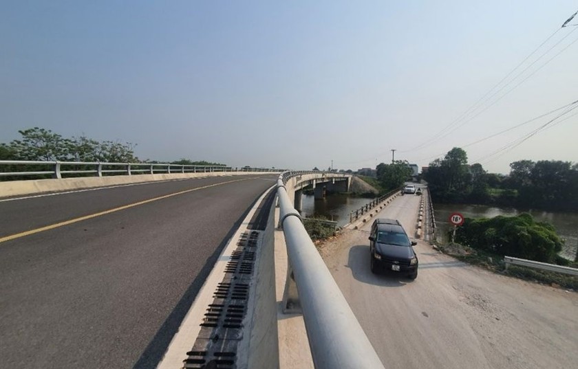 Dự án cầu Châu Giang đã thi công xong hơn 90%, nhưng chưa thể đưa vào sử dụng khiến các phương tiện vẫn phải lưu thông bằng cầu cũ.