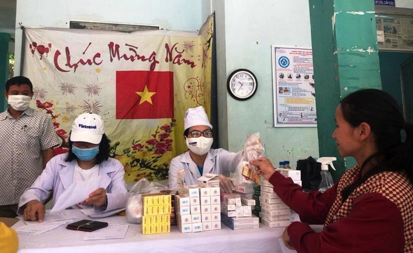 Tại xã Trà Bùi và xã Trà Thanh, cán bộ y tế túc trực theo dõi, giám sát, hỗ trợ, phối hợp trong công tác điều trị ghẻ.