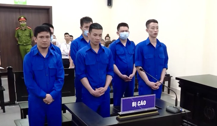  Các bị cáo tại tòa. 