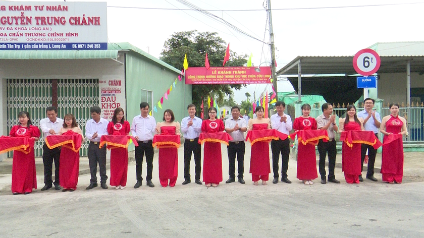  Cắt băng khánh thành đường giao thông nông thôn được đầu tư mở rộng, nâng cấp theo Nghị quyết số 22. 